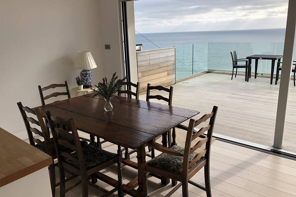 “Seawards”. House with panoramic sea views, set directly above the Sw Coast Path in Cornualles