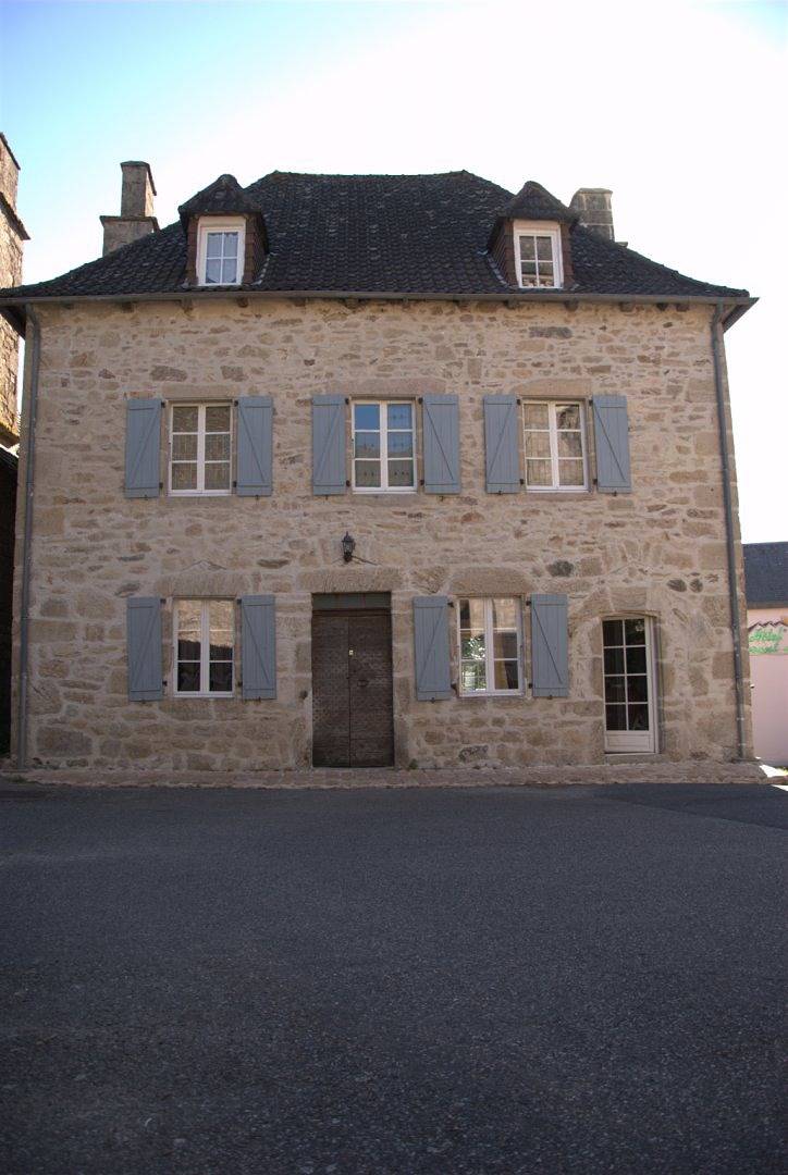 Gîte Lacaze, 6 à 15 personnes, possibilité + 6 personnes in Camps-Saint-Mathurin-Léobazel, Région de Tulle