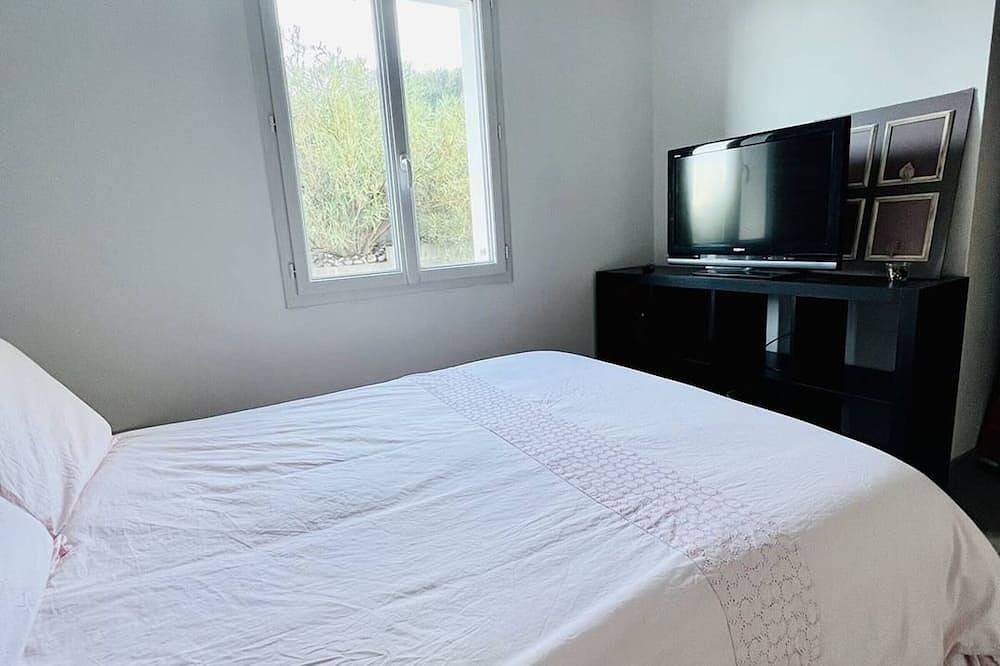 Charming House in Hasparren Center, 2 Bedrooms, Enclosed Garden, Pet-Friendly, Parking Included in Hasparren, Bayonne region