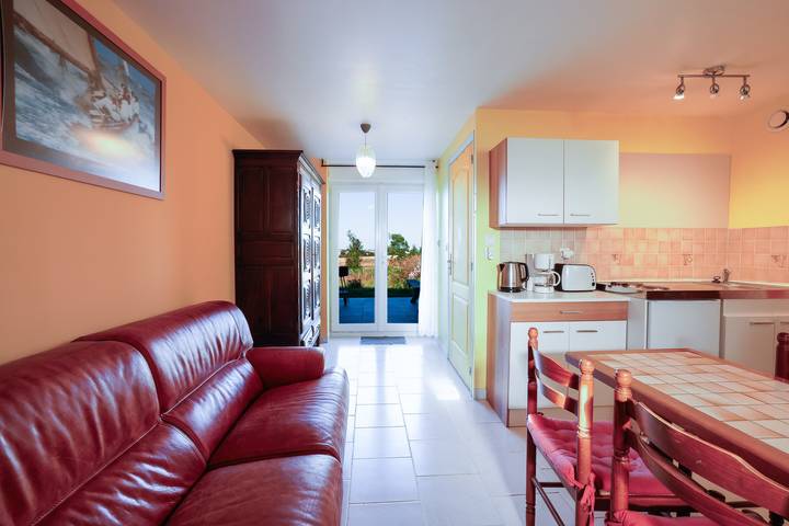 Cottage 'Gite Gwenn Ha Du' with Private Terrace, Shared Garden and Wi-Fi in Cast, Châteaulin region