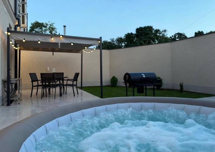 Dom dla 4 osób, z Jacuzzi i Taras oraz Ogród i Basen w Odessa