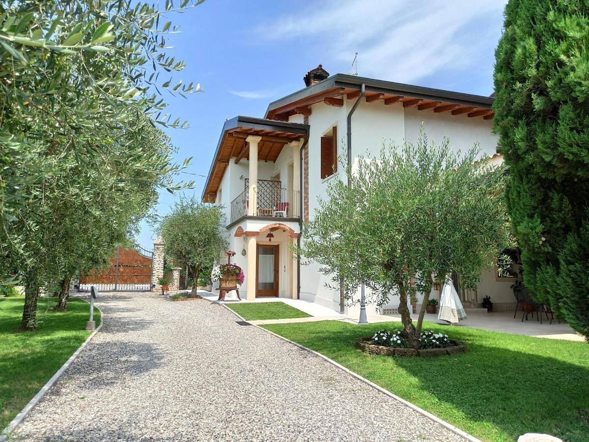 Le Zampolle B & B in Lazise, Gardasee-Berge