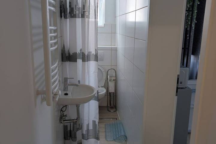 Ganze Wohnung, Helles 1-Zimmer-Apartment in Bahnhofsnähe in Heidenheim, Schwäbische Alb Radweg Region