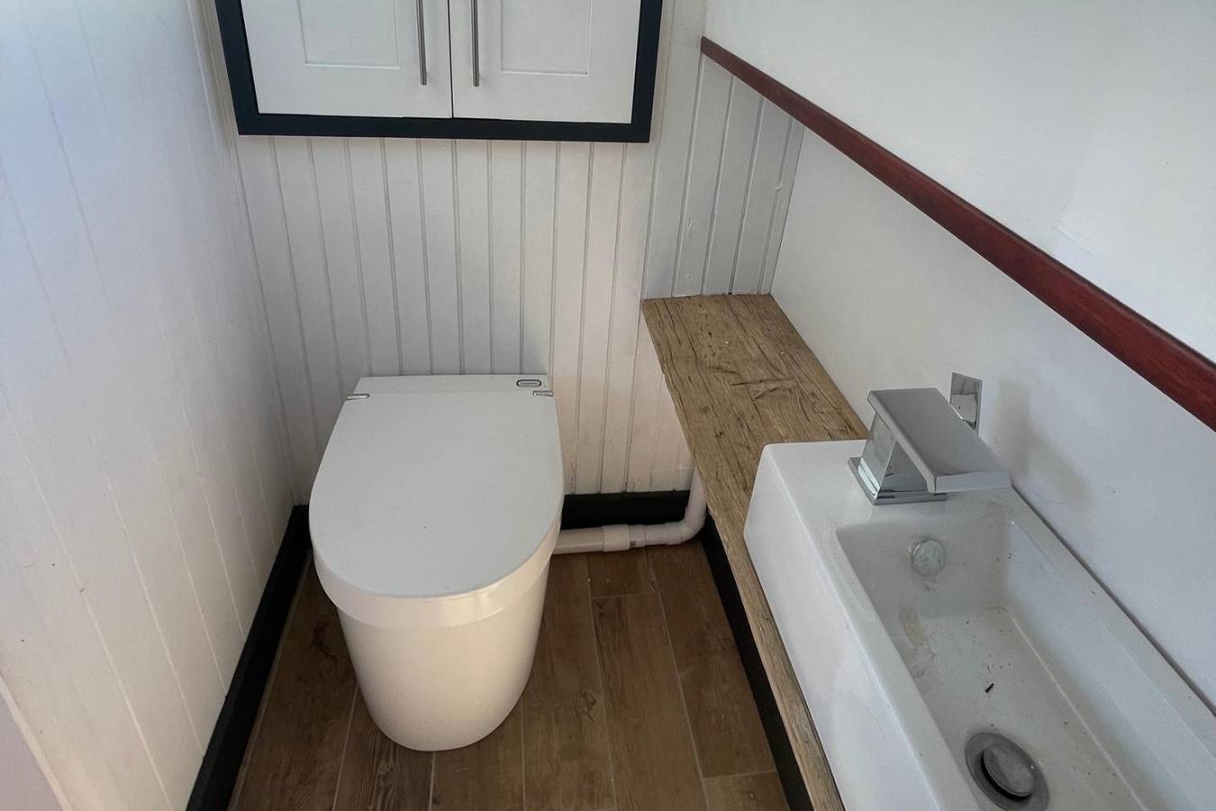 Riverside Boat Stay Perfect for Mini Breaks in Eye and Dunsden, North Wessex Downs