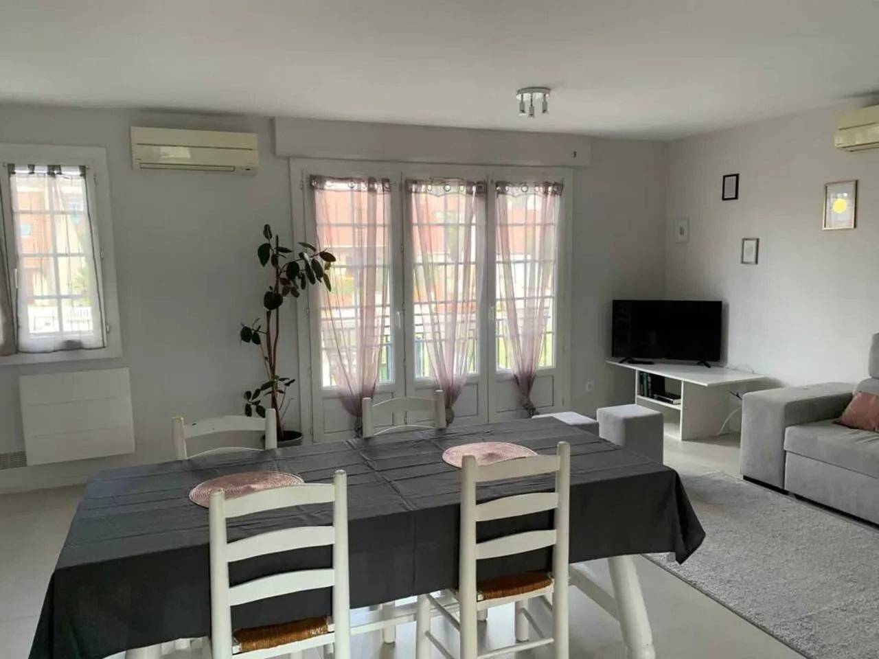 Entire apartment, Spacious apartment in Pierrelaye with garden view, 83 m² in Pierrelaye, Val-d'Oise