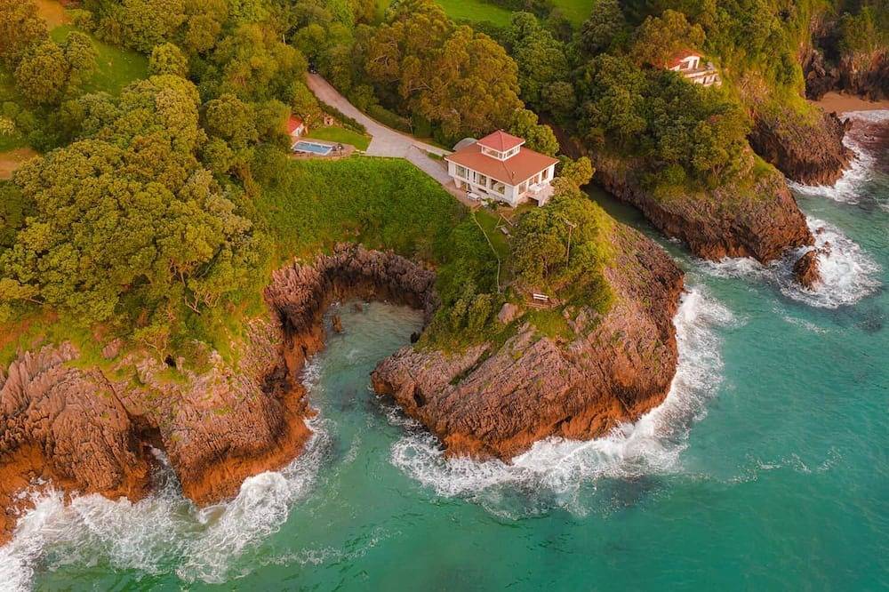 La Península Pechón Cantabria, Villa de lujo sobre el mar con piscina climatizada in Pechón, Val de San Vicente