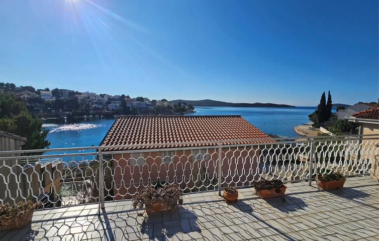Gemütliches Apartment mit Terrasse, 100 m von der Küste entfernt in Zaboric in Žaborić, Šibenik-Knin