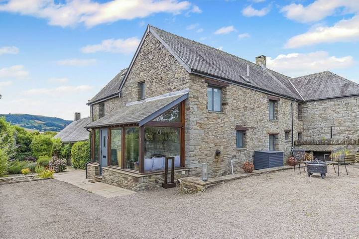Cottage for 10 people, with garden, with pets in Hay-on-Wye