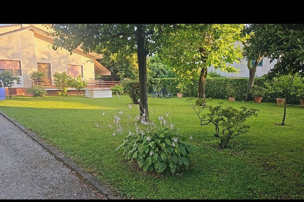 Casa con giardino  di circa 400 mq, wifi gratuito,aria condizionata a pagamento in Marina di Pietrasanta, Pietrasanta