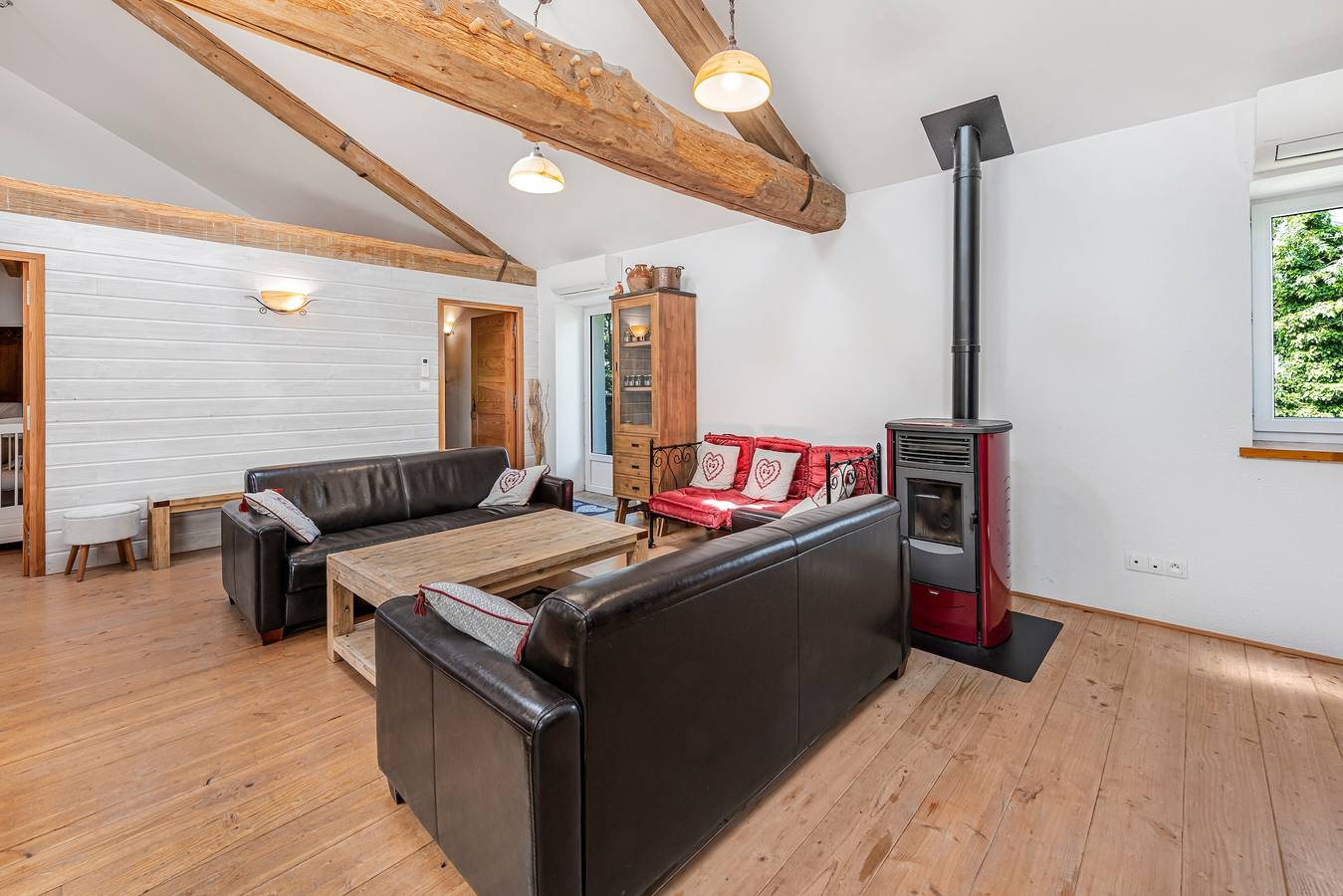 Geräumiges, helles und einladendes Ferienhaus mit Bergblick, privater Terrasse und Klimaanlage in Beaujeu, Beaujolais
