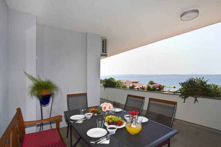 Ferienwohnung für 11 Personen, mit Meerblick und Balkon sowie Terrasse und Garten in Podstrana