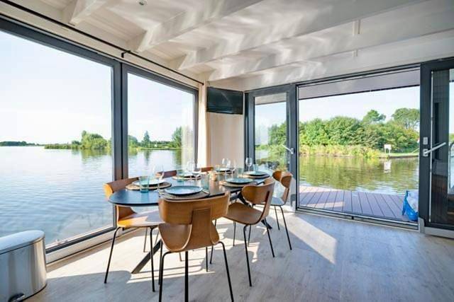 Bateau pour 6 personnes, avec terrasse et vue dans Monnickendam - 3