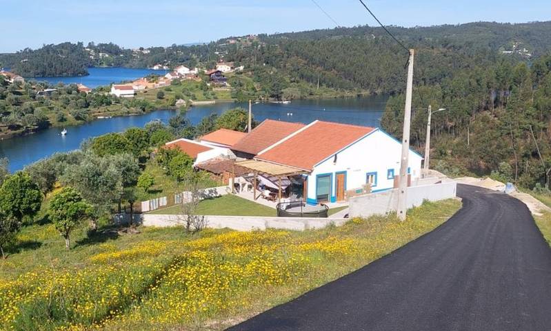 Location de vacances pour 7 personnes, avec vue ainsi que jardin et vue sur le lac dans Aldeia do Mato