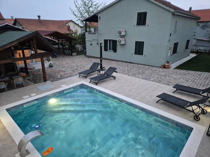 Ferienhaus für 10 Personen, mit Balkon/Terrasse und Pool