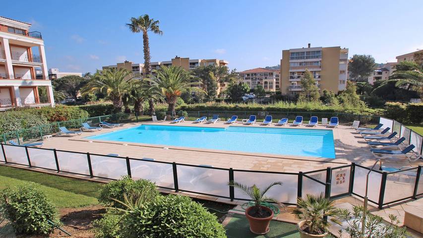 Gîte pour 6 personnes, avec Terrasse et Piscine dans Plage De La Croisette Sainte Maxime - 2
