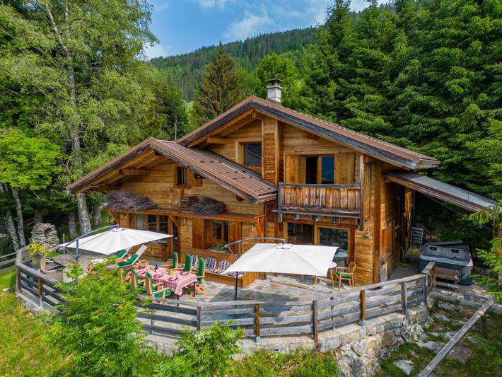 Maison pour 8 personnes, avec jacuzzi et jardin à Manigod