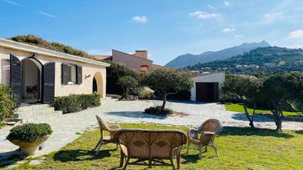 Location de vacances pour 7 personnes, avec vue ainsi que terrasse et jardin dans Plage de la Marine de Davia