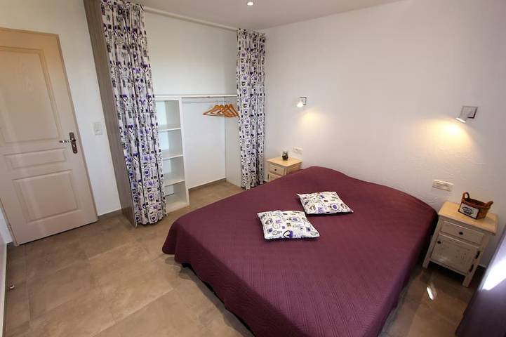 Gîte pour 4 personnes, avec terrasse ainsi que piscine et jardin à Montséret - 3