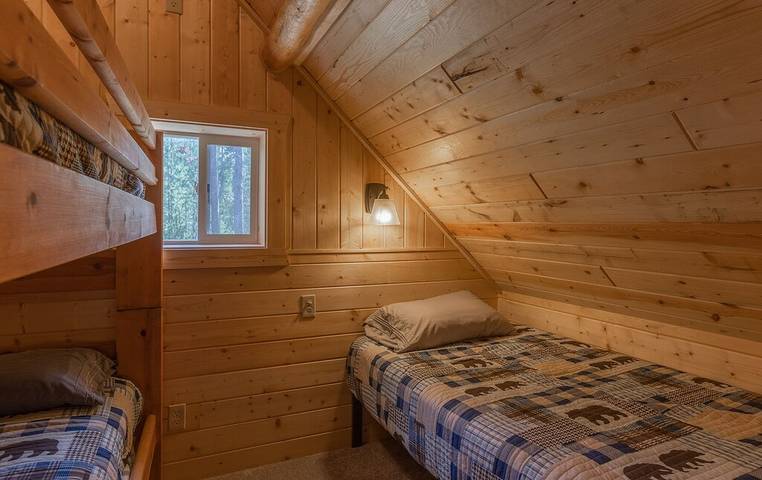 Log cabin for 9 people in Idaho