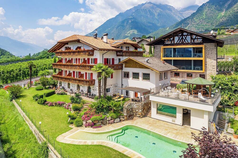 Ganze Wohnung, Moderne Ferienwohnung mit Solepool, Hot Whirlpool, Panorama am Algunder Waalweg in Oberplars, Algund