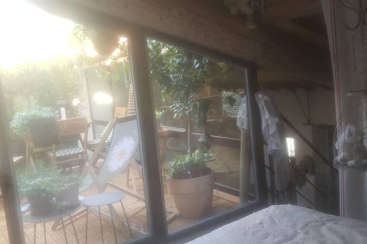 Maison atypique   avec sa terrasse  tropezienne  vegetalisée in Saint-Laurent-d'Aigouze, Côte d'Améthyste