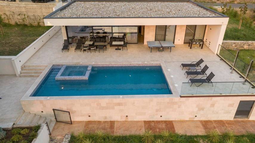 Villa für 4 Personen, mit Balkon/Terrasse und Garten sowie Pool in Montenegro