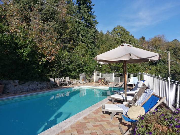 Appartamento per 5 persone, con terrazza e piscina nonché giardino in Sassetta
