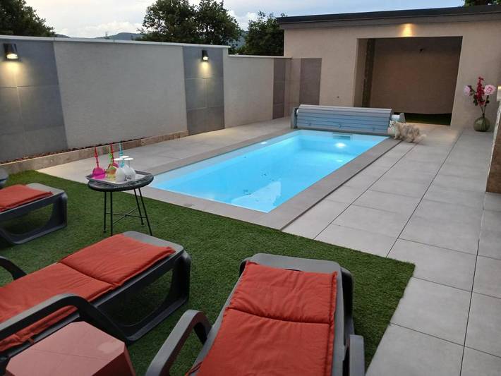Location de vacances pour 4 personnes, avec jardin ainsi que vue et piscine, animaux acceptés à Lussas - 3