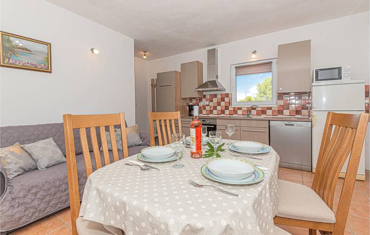 Comfortable Apartment Near Prokljansko Lake & Bilice Center with Pool in Bilice, Šibenik-Knin