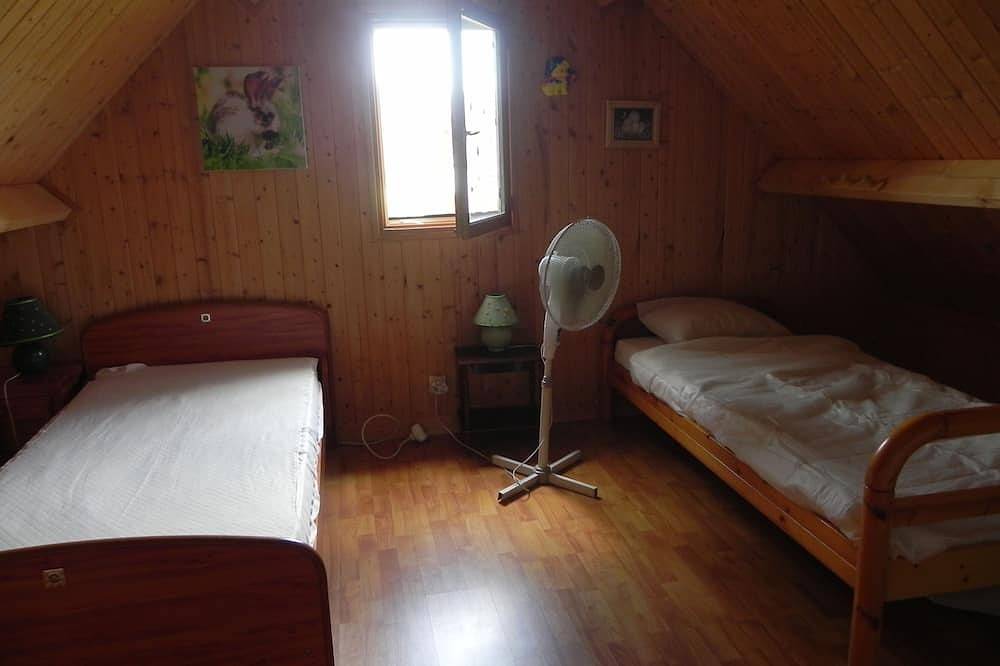 Großes behindertengerechtes Chalet, Swimmingpool, gemeinsamer Tennisplatz, Grill, Terrasse in Souvigny-en-Sologne, Sologne