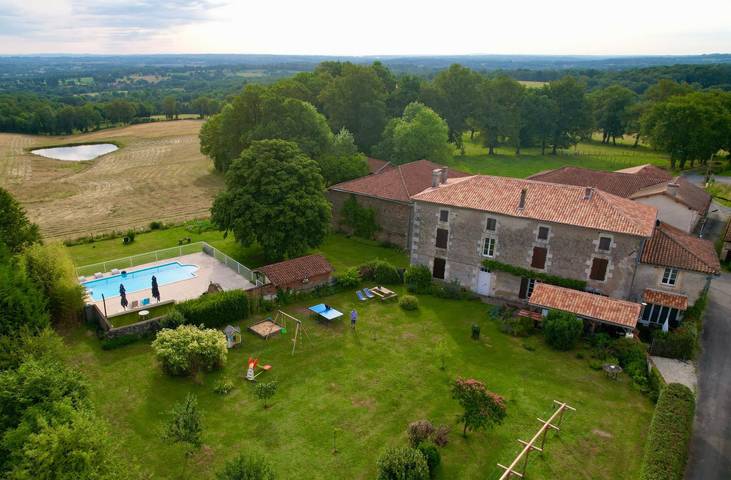 Gîte pour 6 personnes, avec piscine, adapté aux familles dans Terres-de-Haute-Charente