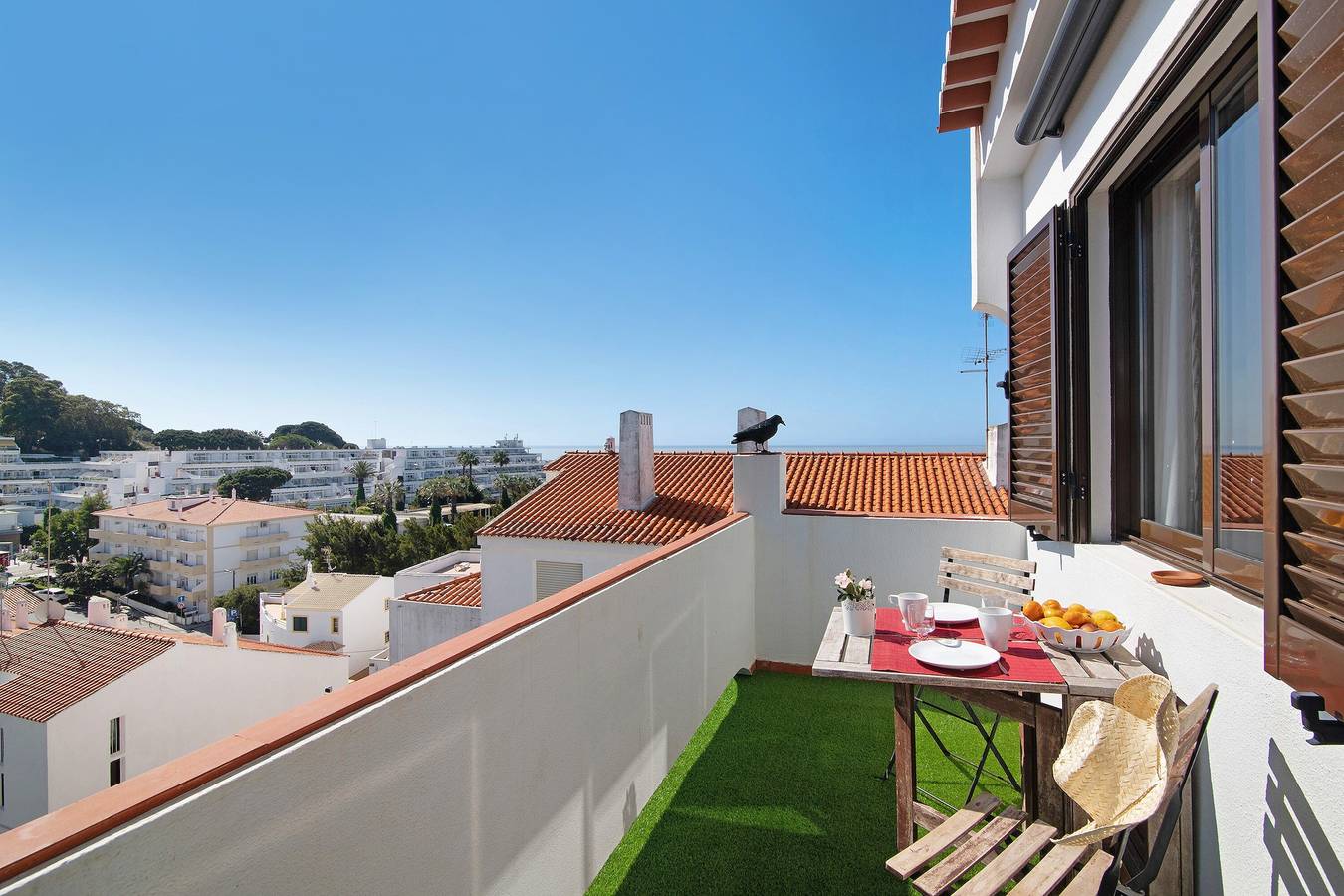 Entire apartment, Apartment 'Ouramar' with Sea View, Balcony & A/C in Praia da Oura, Albufeira