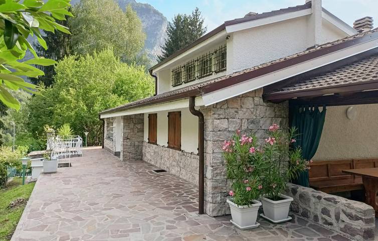 Ganze Ferienwohnung, Gemütliche Wohnung mit Terrasse und Parkplatz 2km von Roncobello in Roncobello, Bergamo Provinz