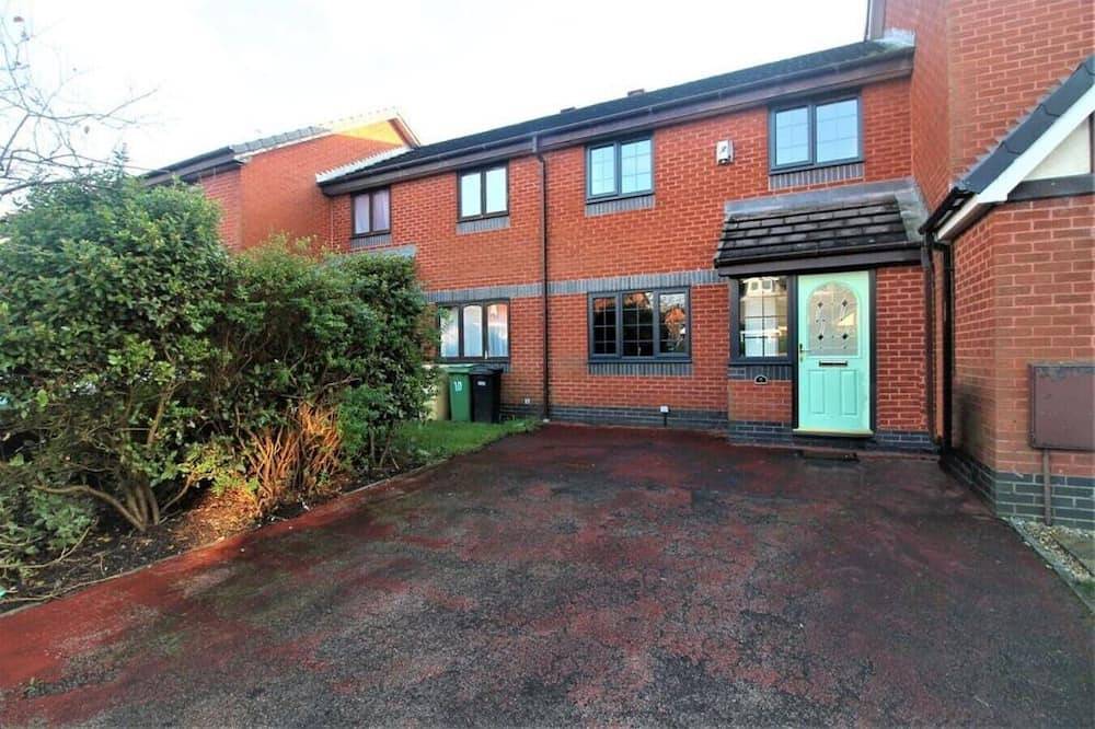 2 Bed House - Sleeps 4 - Pets - Garden - Parking in Bolton, Greater Manchester