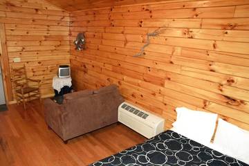 Chalet for 2 Guests in Hocking Hills, Hocking County, Picture 3