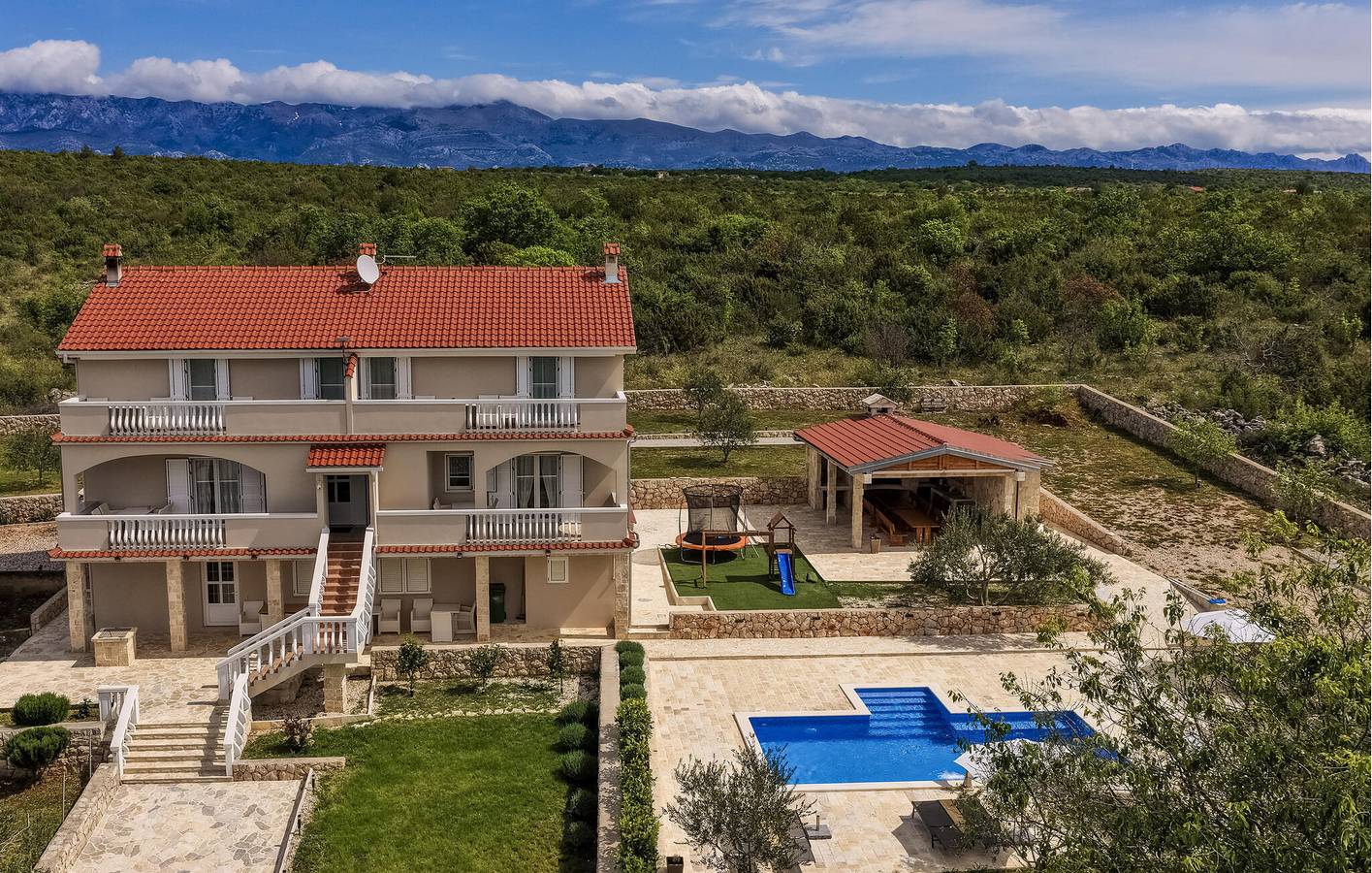 Reizendes Apartment am Pool mit Terrasse in der Nähe des Stadtzentrums von Posedarje in Posedarje, Zadar