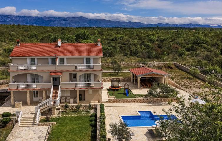 Ferienhaus für 16 Personen, mit Pool und Terrasse sowie Garten - 1