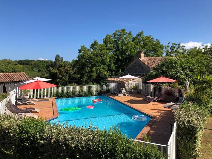 Location de vacances pour 13 personnes, avec Terrasse ainsi que Jardin et Piscine à Lolme