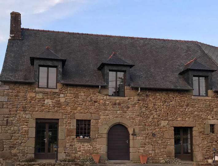 Gîte pour 2 personnes, avec piscine ainsi que jardin et terrasse à Saint-Hilaire-des-Landes