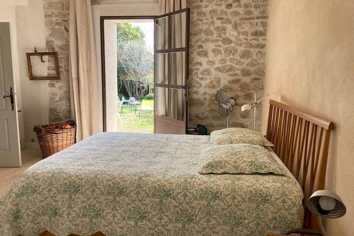 Stone farmhouse with swimming pool between Avignon and Orange, in Roquemaure in Roquemaure, Nimes region