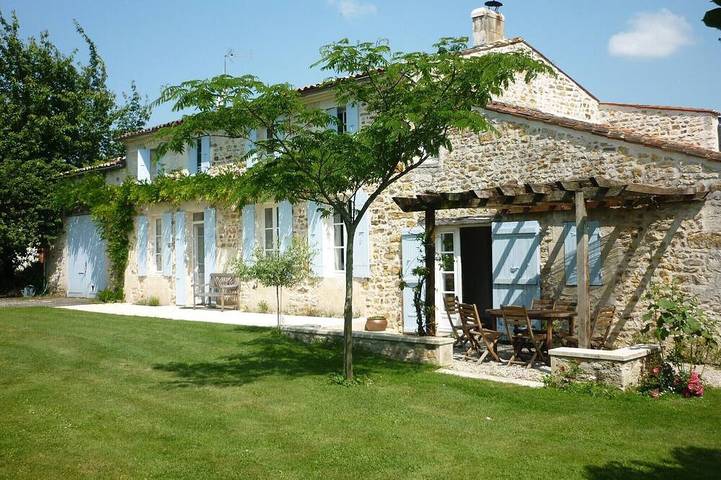 Location de vacances pour 10 personnes, avec jardin à Corme-Royal