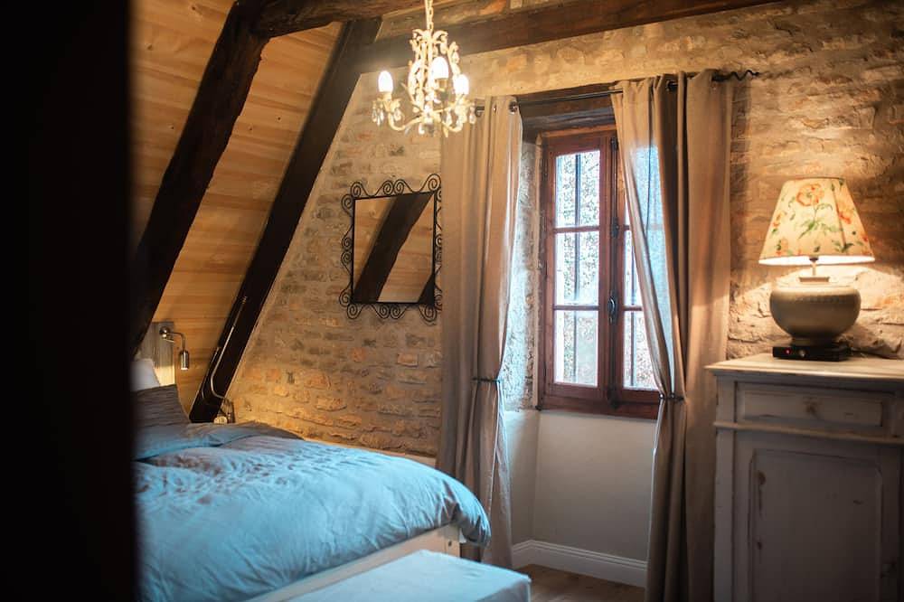 Charming air-conditioned house with heated fenced swimming pool and large garden in Espédaillac, Macizo Central