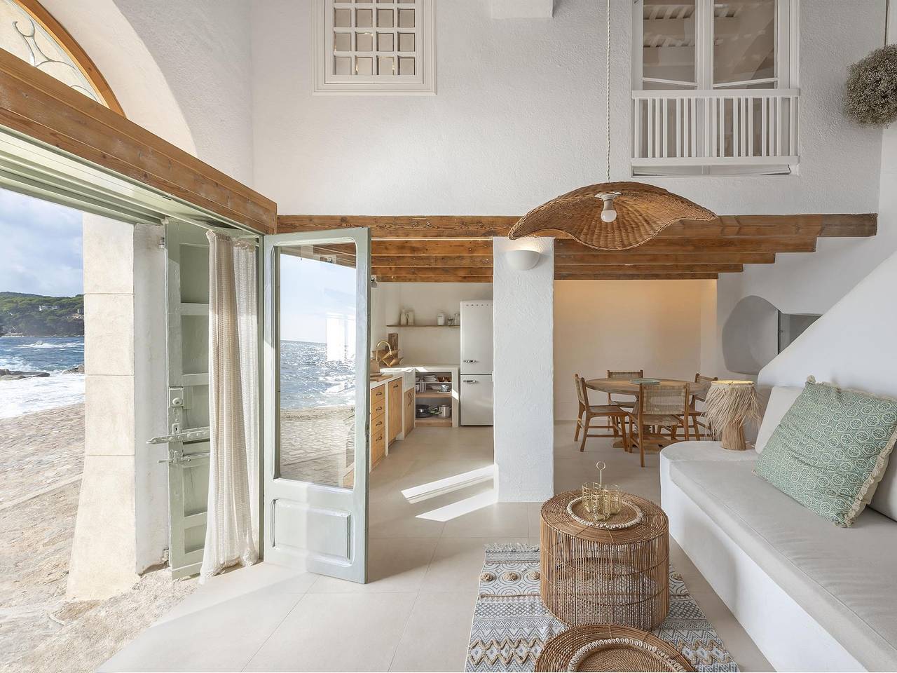 La Barca Casa Concha Casa con terraza en la playa de Canadell in Calella de Palafrugell, Palafrugell