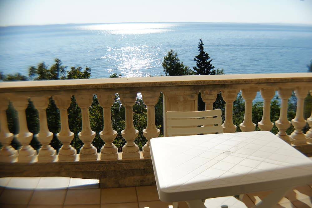  A P A R T M E N T - 7 7 Private beach & swimming pool  in Starigrad Paklenica, Starigrad