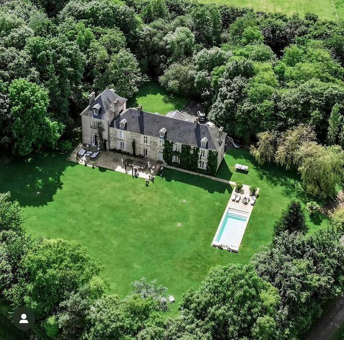 Location de vacances pour 15 personnes, avec Terrasse ainsi que Jardin et Piscine à Donnay