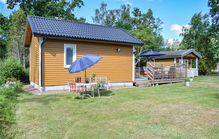 Hus för 4 Personer med trädgård in Svenska Östersjön