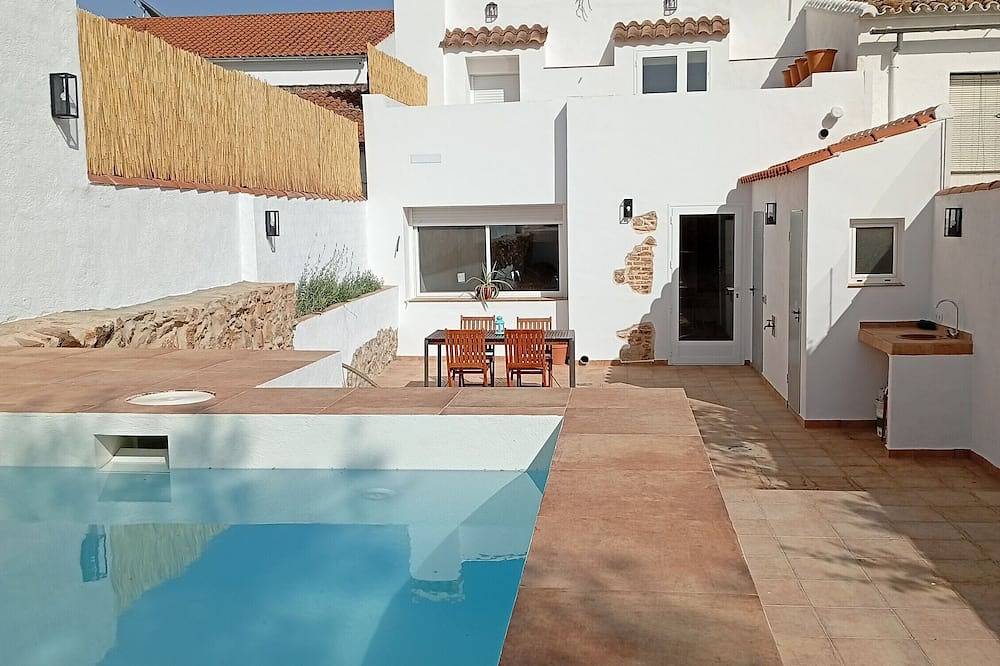 Casa Vacacional 'La Sierra Del Viento' con Vista a la Montaña, Piscina Privada y Wi-Fi in Guadalcanal, Sierra Morena