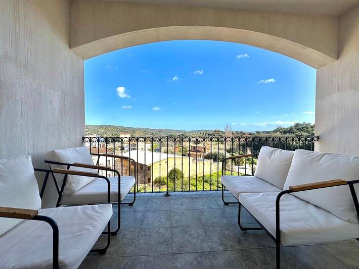 Gîte pour 3 personnes, avec terrasse et vue à Loceri