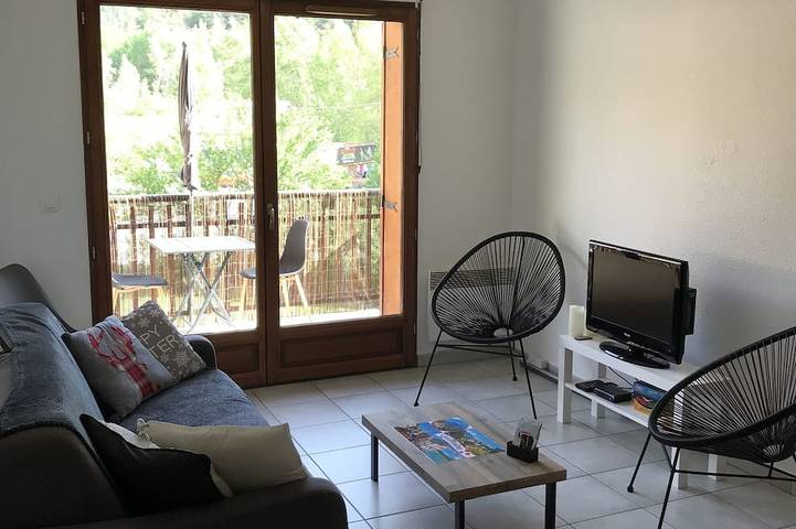 Entire apartment, Guillestre T2 with terrace, close to shuttles to Queyras resorts in Guillestre, Briançon region