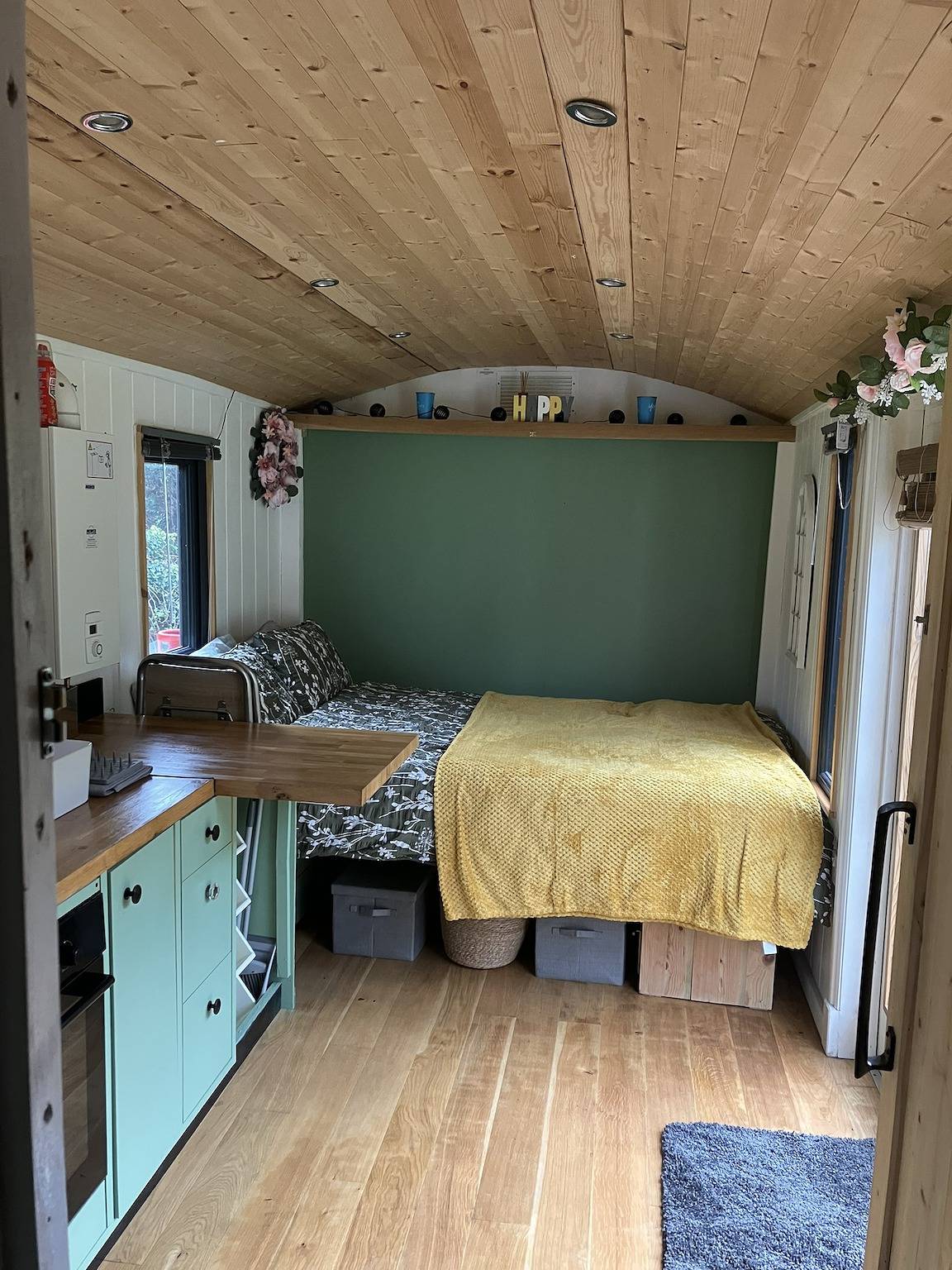 Transformed Railway Wagon- Sleeps2-Garden-Firepit in Brecon Beacons